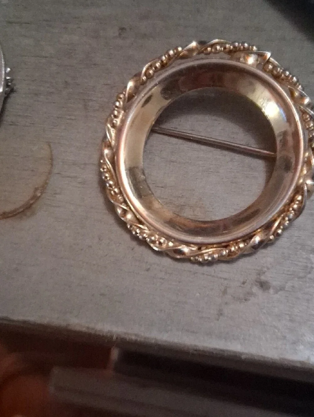 Classic Gold Round Rope-Edge Brooch Pin